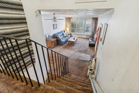 Photo 18 at 16 Foreht Crescent, Aurora Heights, Aurora