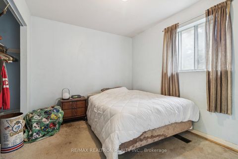 Photo 20 at 16 Foreht Crescent, Aurora Heights, Aurora