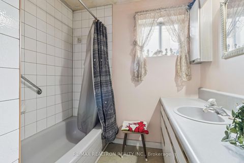 Photo 21 at 16 Foreht Crescent, Aurora Heights, Aurora