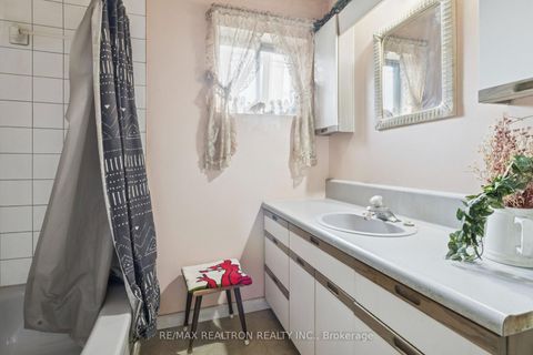 Photo 22 at 16 Foreht Crescent, Aurora Heights, Aurora