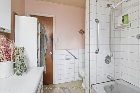 Photo 23 at 16 Foreht Crescent, Aurora Heights, Aurora