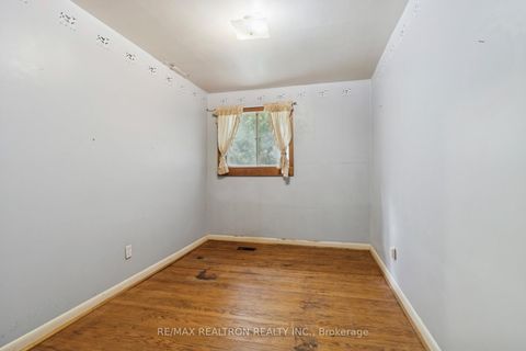 Photo 24 at 16 Foreht Crescent, Aurora Heights, Aurora