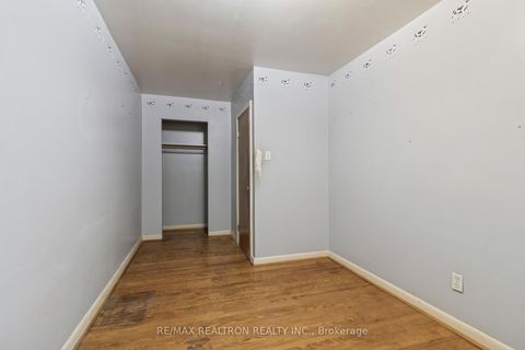 Photo 25 at 16 Foreht Crescent, Aurora Heights, Aurora