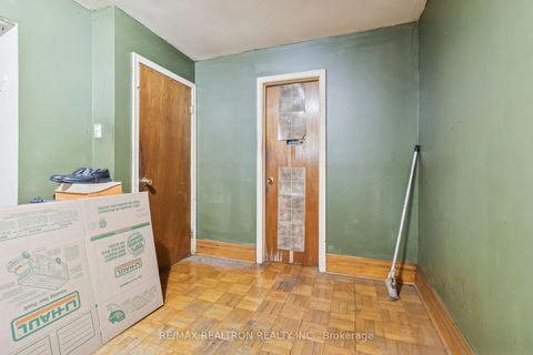 Photo 27 at 16 Foreht Crescent, Aurora Heights, Aurora