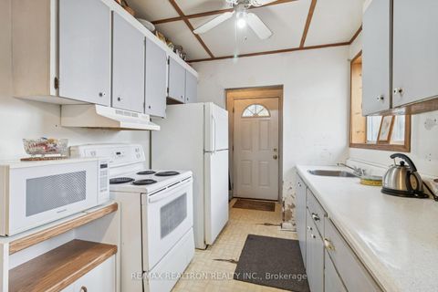 Photo 29 at 16 Foreht Crescent, Aurora Heights, Aurora