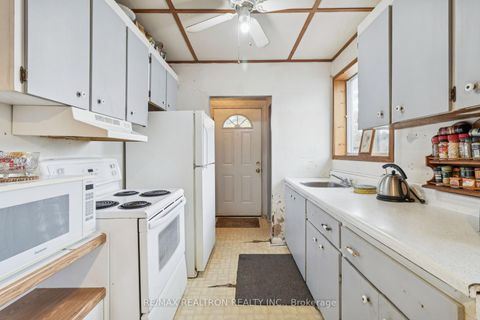 Photo 30 at 16 Foreht Crescent, Aurora Heights, Aurora