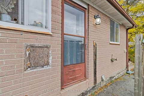 Photo 31 at 16 Foreht Crescent, Aurora Heights, Aurora