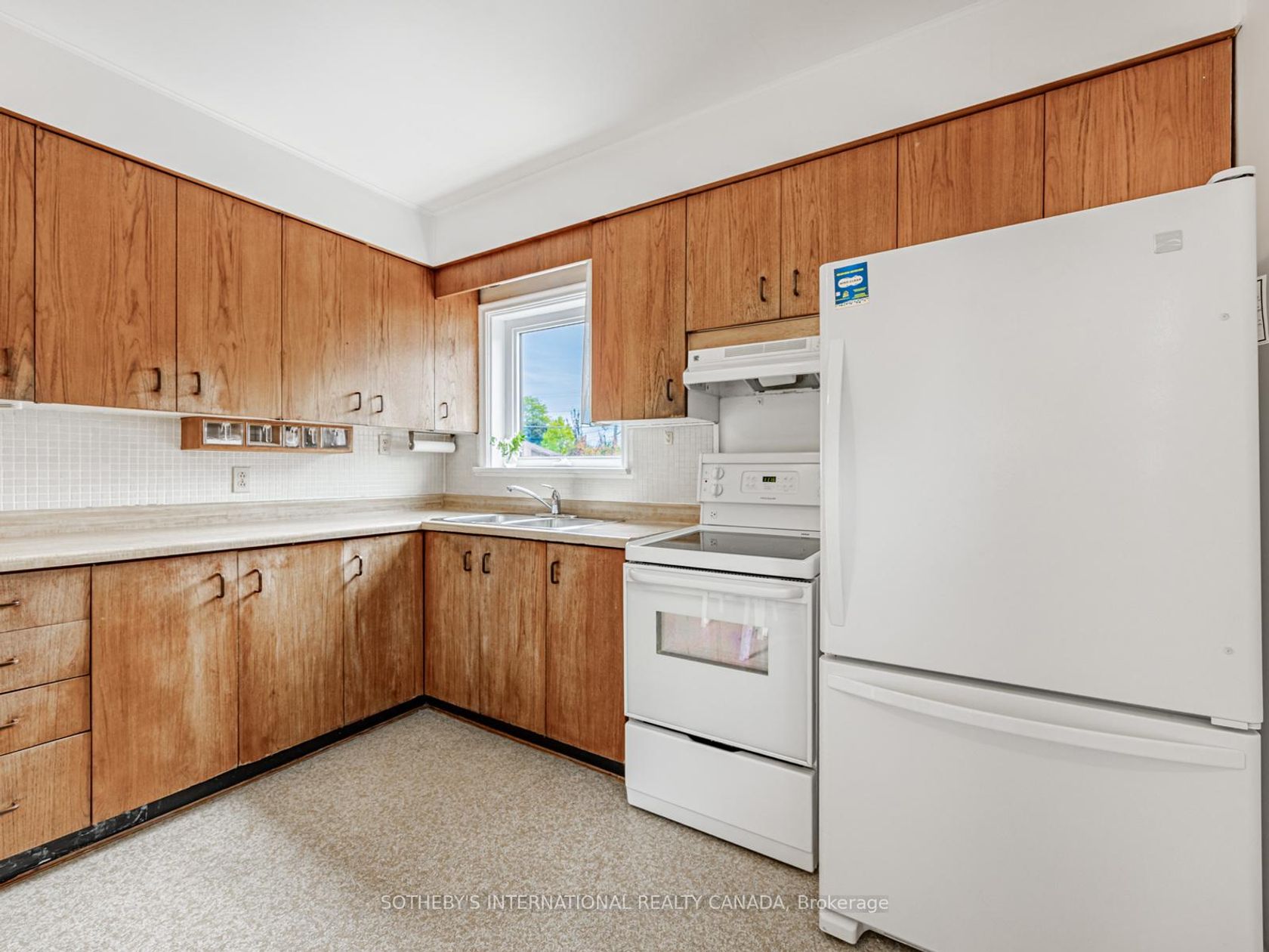 Photo 5 at 21 Tripp Crescent, Dorset Park, Toronto Photo 5 at 21 Tripp Crescent, Dorset Park, Toronto