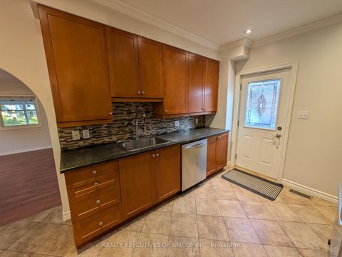 Photo 7 at 127 Innisfil Street, Sanford, Barrie Photo 7 at 127 Innisfil Street, Sanford, Barrie