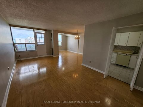 Photo 5 at 1402 - 5 Shady Golfway, Flemingdon Park, Toronto