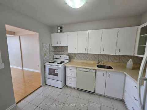 Photo 12 at 1402 - 5 Shady Golfway, Flemingdon Park, Toronto