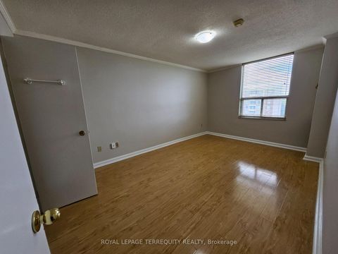 Photo 16 at 1402 - 5 Shady Golfway, Flemingdon Park, Toronto