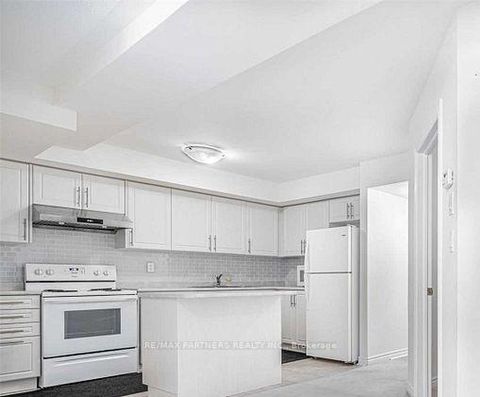 Photo 3 at 9 - 1 Eaton Park Lane, L'Amoreaux, Toronto