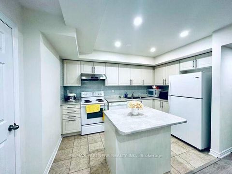 Photo 11 at 9 - 1 Eaton Park Lane, L'Amoreaux, Toronto