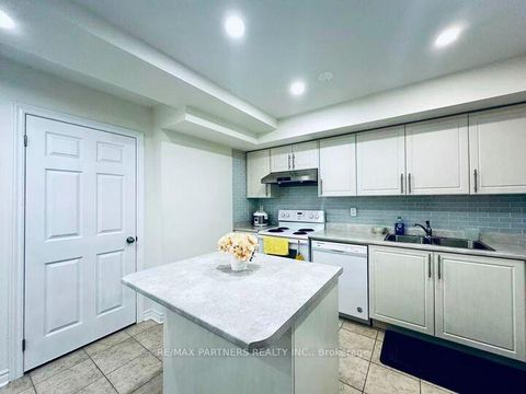 Photo 13 at 9 - 1 Eaton Park Lane, L'Amoreaux, Toronto