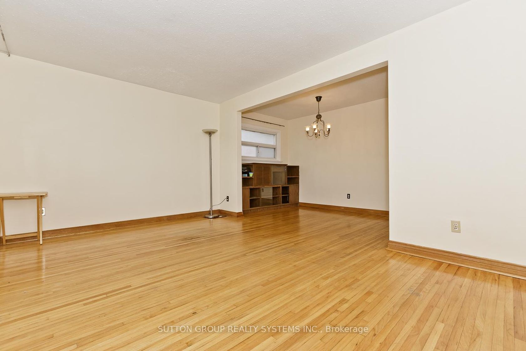 Photo 3 at 11 Helsby Crescent, Alderwood, Toronto Photo 3 at 11 Helsby Crescent, Alderwood, Toronto