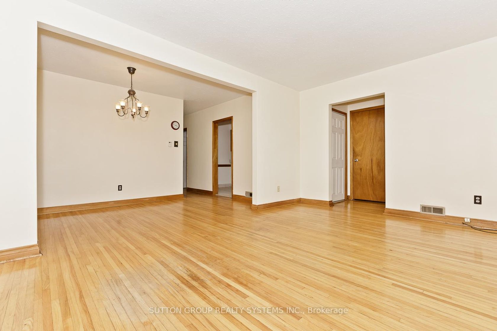 Photo 4 at 11 Helsby Crescent, Alderwood, Toronto Photo 4 at 11 Helsby Crescent, Alderwood, Toronto