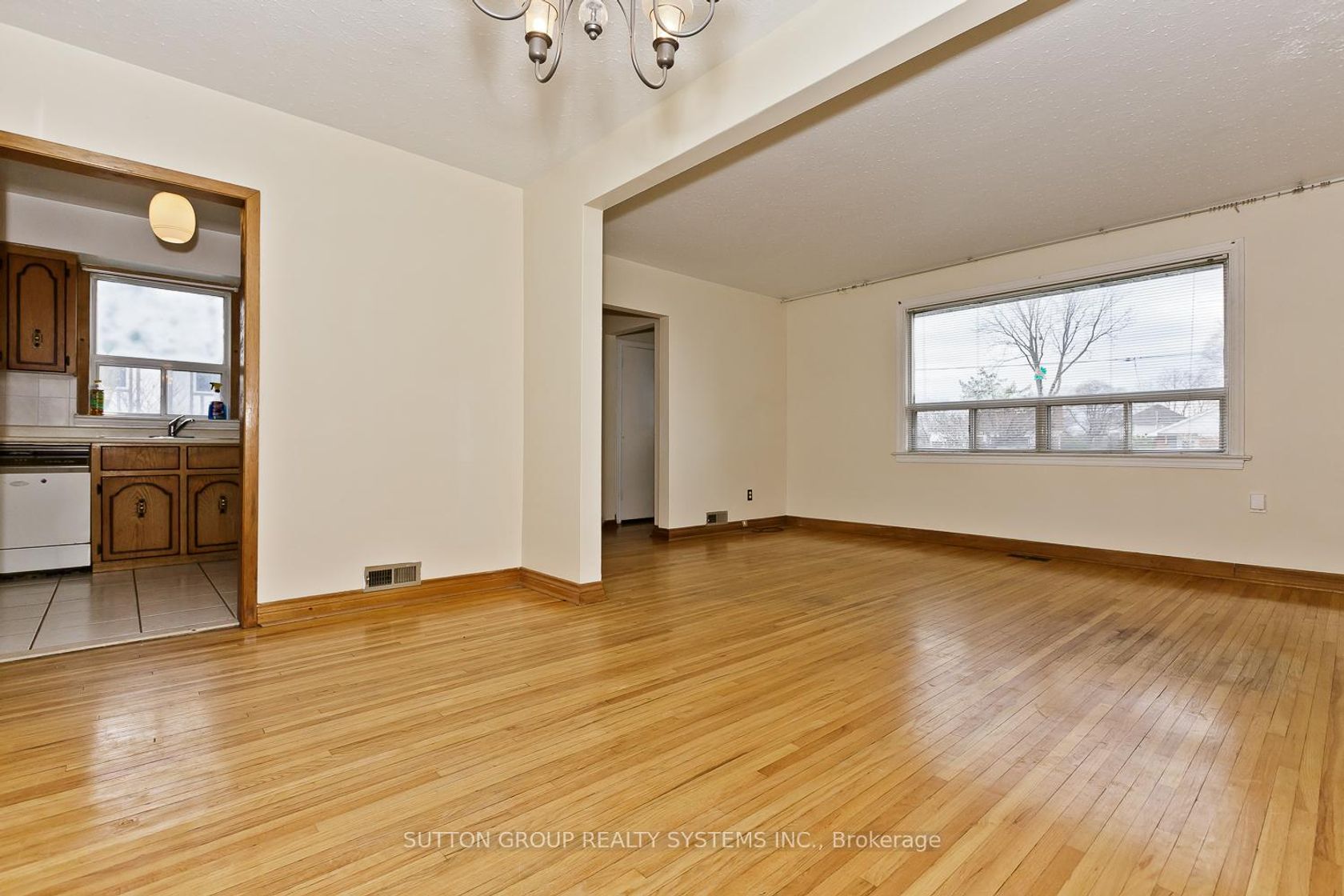 Photo 8 at 11 Helsby Crescent, Alderwood, Toronto Photo 8 at 11 Helsby Crescent, Alderwood, Toronto