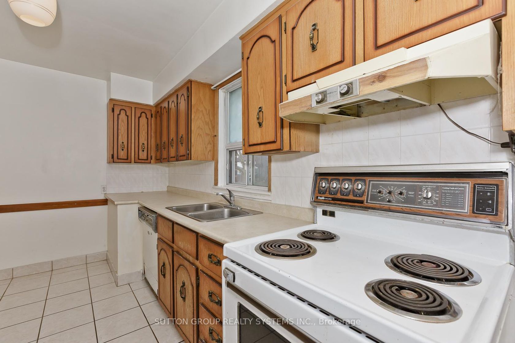 Photo 13 at 11 Helsby Crescent, Alderwood, Toronto Photo 13 at 11 Helsby Crescent, Alderwood, Toronto