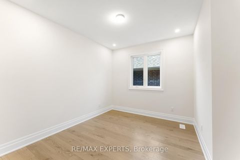 Photo 33 at 17 Saxby Farm Avenue, King City, King