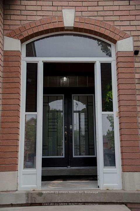 Photo 2 at 41 Sequoia Road, Sonoma Heights, Vaughan