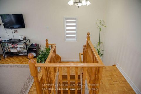 Photo 11 at 41 Sequoia Road, Sonoma Heights, Vaughan