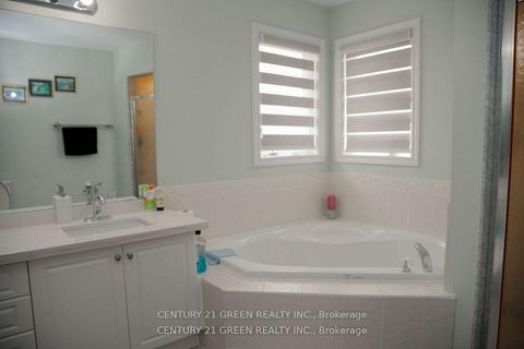 Photo 17 at 41 Sequoia Road, Sonoma Heights, Vaughan