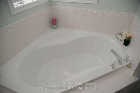 Photo 18 at 41 Sequoia Road, Sonoma Heights, Vaughan