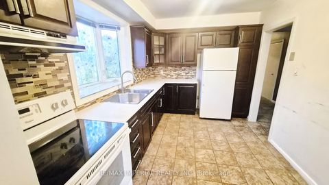 Photo 2 at 422 Lynett Crescent, Crosby, Richmond Hill