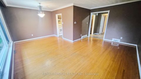 Photo 3 at 422 Lynett Crescent, Crosby, Richmond Hill