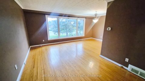 Photo 4 at 422 Lynett Crescent, Crosby, Richmond Hill