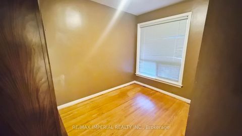 Photo 5 at 422 Lynett Crescent, Crosby, Richmond Hill