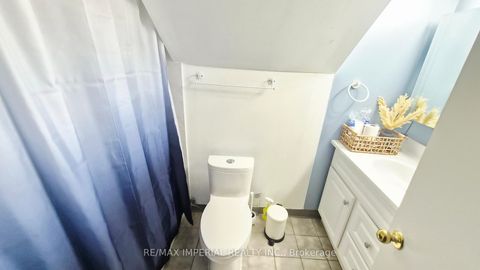 Photo 10 at 422 Lynett Crescent, Crosby, Richmond Hill