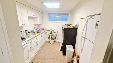 Photo 11 at 422 Lynett Crescent, Crosby, Richmond Hill