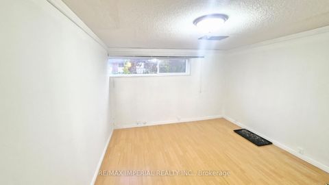 Photo 13 at 422 Lynett Crescent, Crosby, Richmond Hill