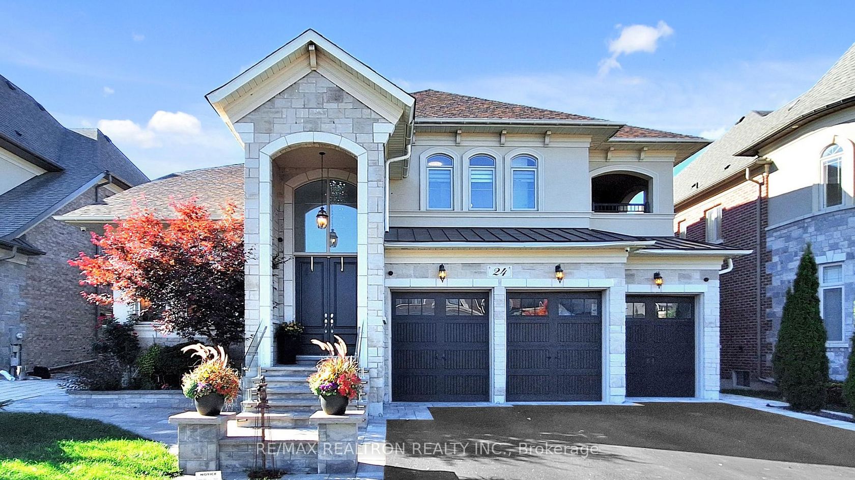 24 Hogan Court, King City, King photo number 2