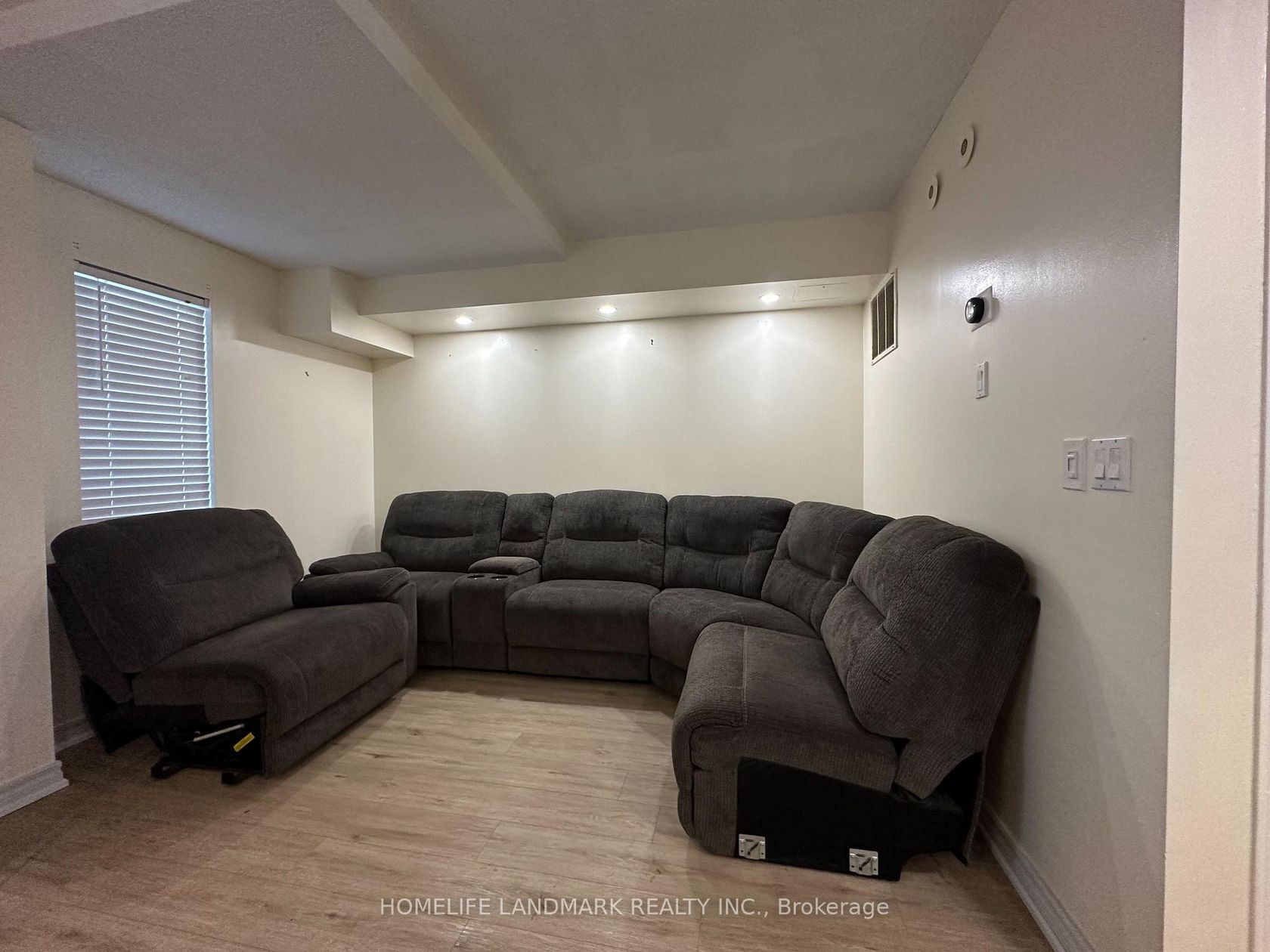Photo 4 at 1014 - 3043 Finch Avenue W, Humbermede, Toronto Photo 4 at 1014 - 3043 Finch Avenue W, Humbermede, Toronto