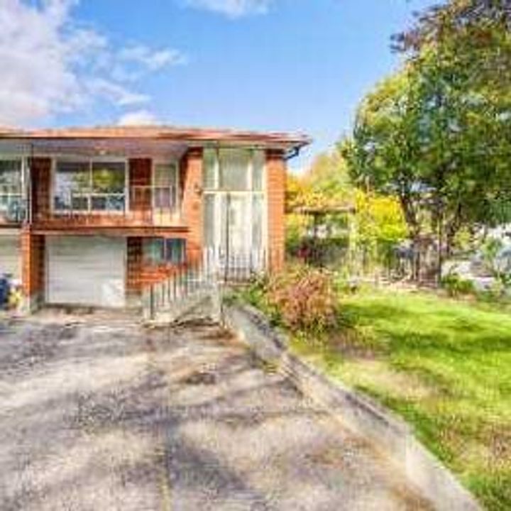 Photo 1 at 86 Tuscarora Drive, Pleasant View, Toronto