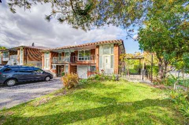 Photo 2 at 86 Tuscarora Drive, Pleasant View, Toronto