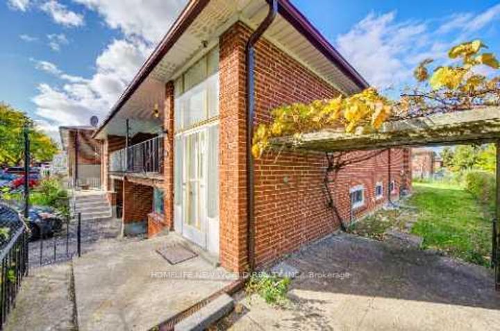 Photo 3 at 86 Tuscarora Drive, Pleasant View, Toronto