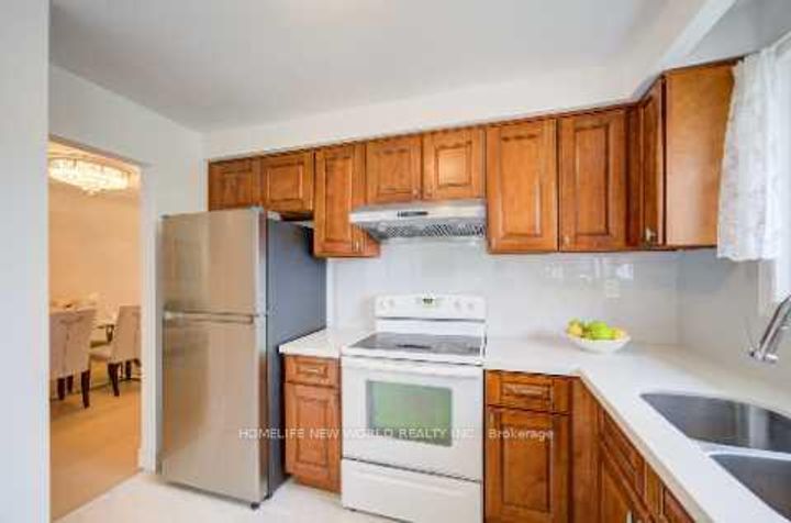 Photo 8 at 86 Tuscarora Drive, Pleasant View, Toronto