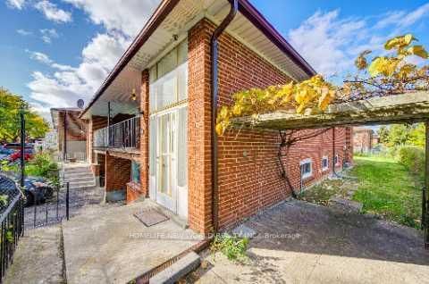 Photo 3 at 86 Tuscarora Drive, Pleasant View, Toronto