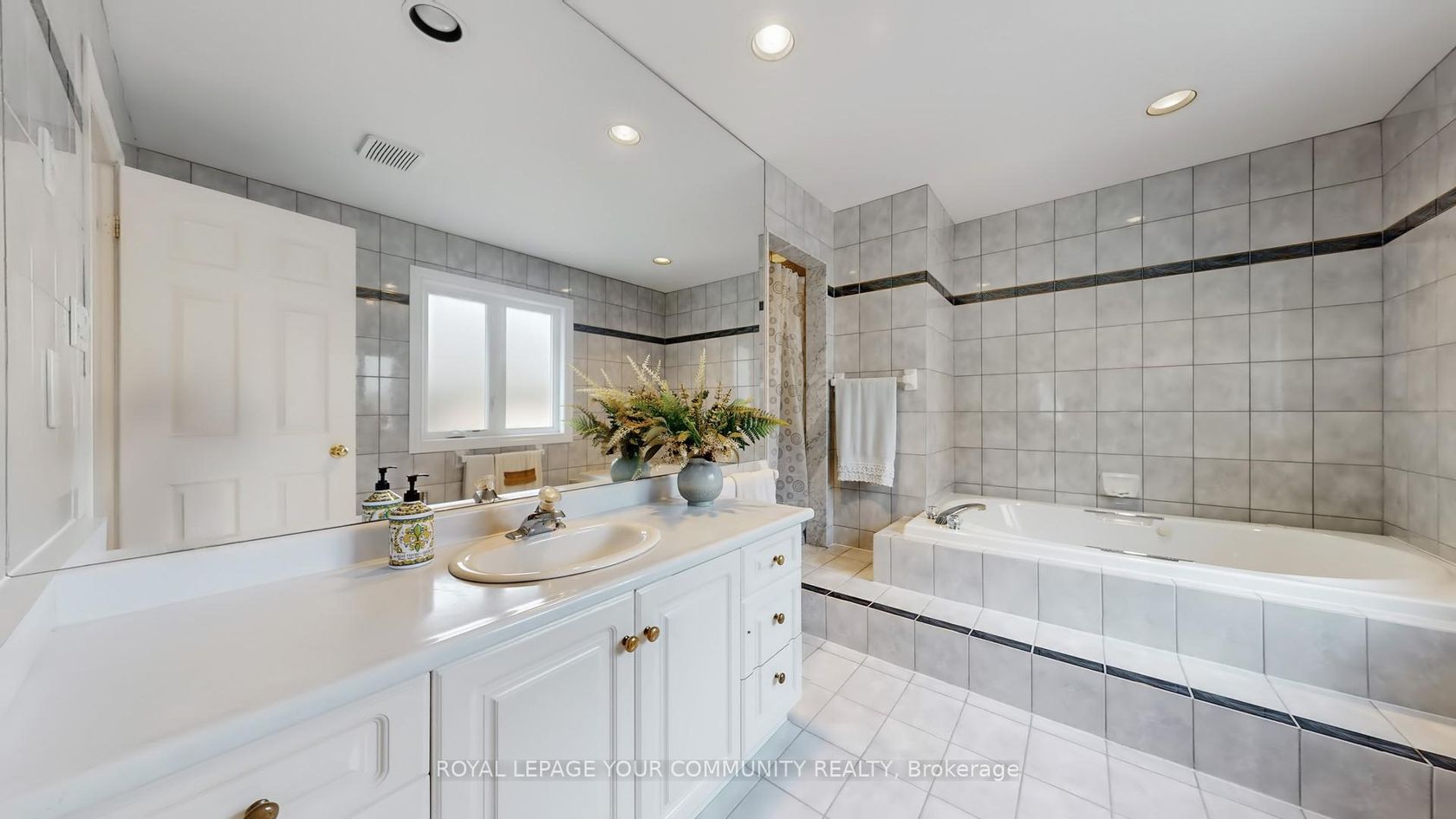 Photo 16 at 35 La Rush Drive, Humber Heights, Toronto Photo 16 at 35 La Rush Drive, Humber Heights, Toronto