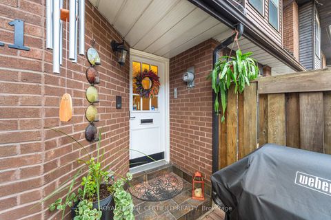 Photo 3 at 11 Longboat Avenue, Waterfront Communities C8, Toronto