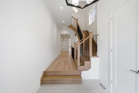 Photo 2 at 6 Donsgrove Court, Patterson, Vaughan