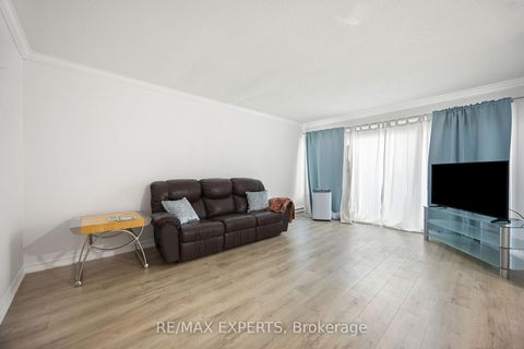 Photo 3 at 242 Milestone Crescent, Aurora Village, Aurora