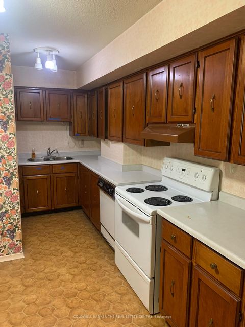 Photo 2 at Unit E3 - 284 Mill Road, Markland Wood, Toronto