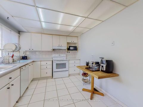 Photo 11 at 2 Dove Hawk Way, Branson, Toronto