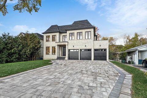 Photo 1 at 160 Lawrence Avenue, Harding, Richmond Hill