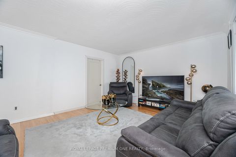 Photo 7 at 2 Del Ria Drive, Maple Leaf, Toronto
